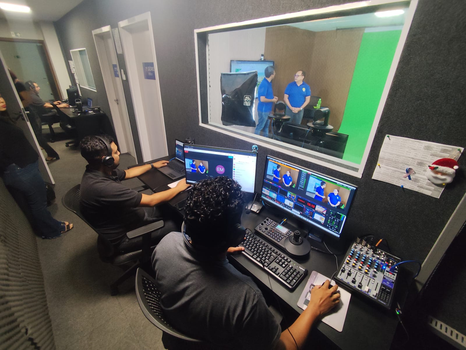 Sala de controle da RTR Tecnologia com PTZ, switcher e monitoramento